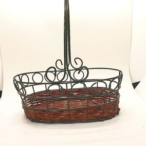 Vtg Green Metal & Wicker Oval Shape Basket Circle